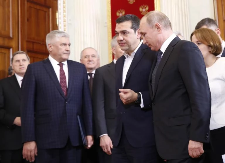 Πέταξε πάλι την κρυάδα του ο Τσίπρας για τις γραβάτες – «Παγοκολώνα» ο Πούτιν από το αποτυχημένο «αστείο» (βίντεο)